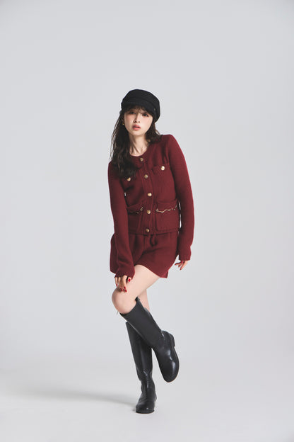 モデル身長：161cm 【トップス】カラー：red 【ボトムス】カラー：red 【アクセサリー】カラー：black