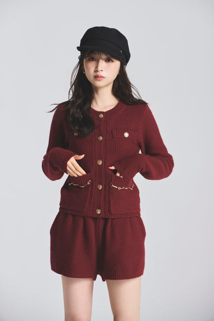 モデル身長：161cm 【トップス】カラー：red 【ボトムス】カラー：red 【アクセサリー】カラー：black