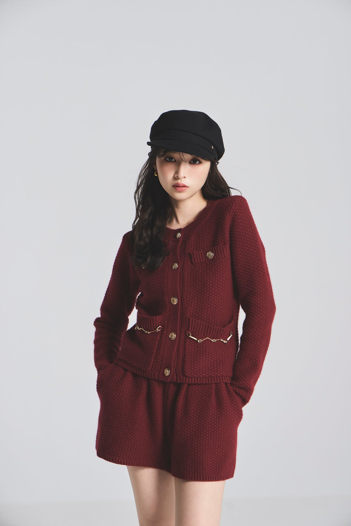 モデル身長：161cm 【トップス】カラー：red 【ボトムス】カラー：red 【アクセサリー】カラー：black