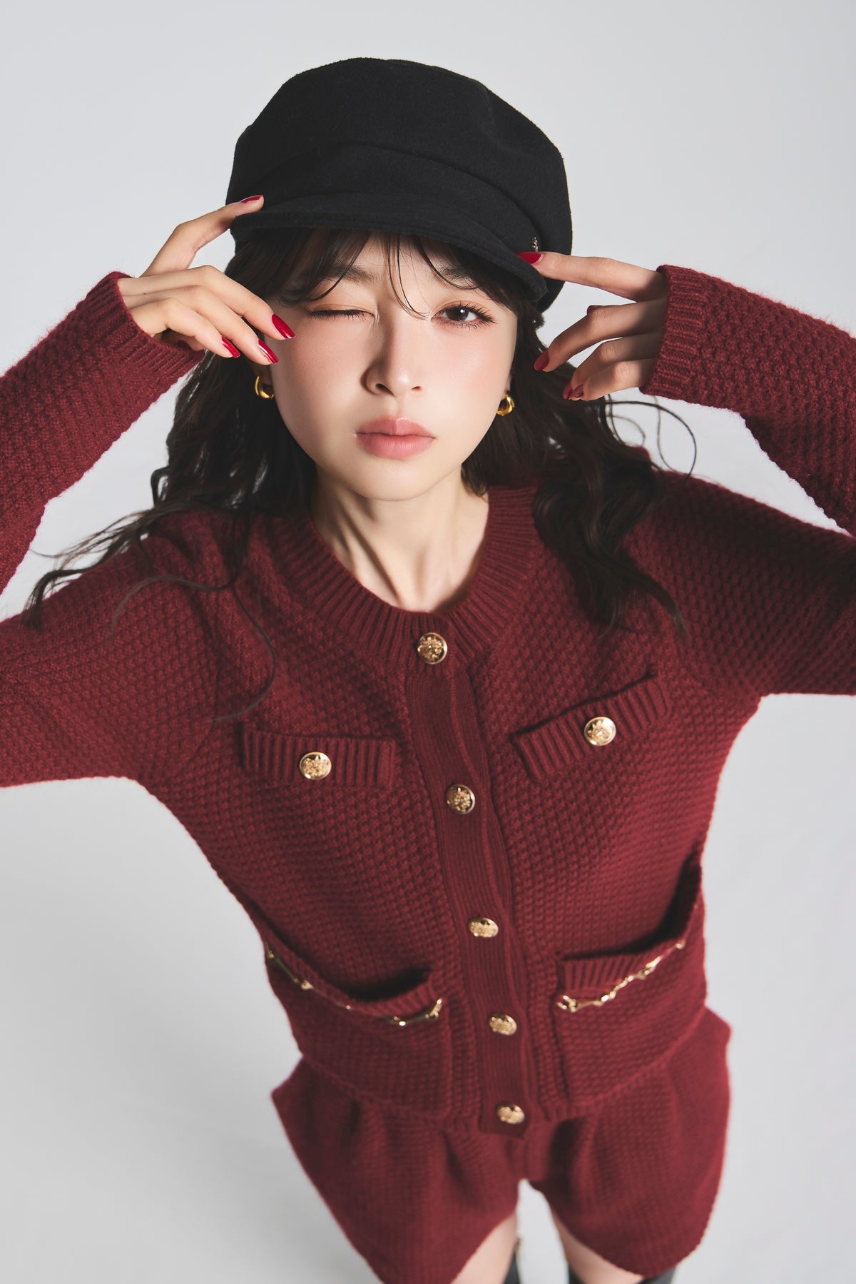 モデル身長：161cm 【トップス】カラー：red 【ボトムス】カラー：red 【アクセサリー】カラー：black