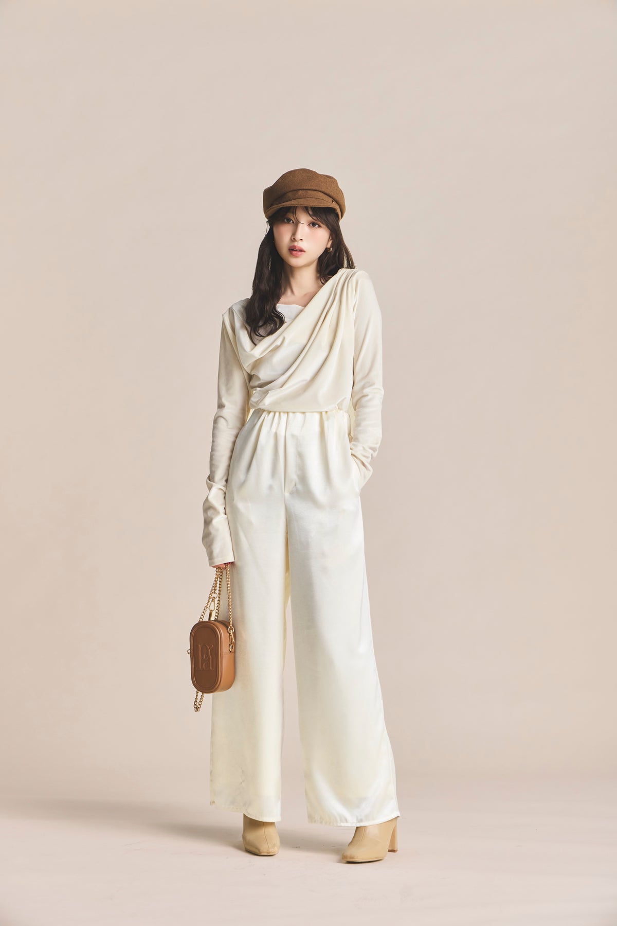 モデル身長：161cm 【トップス】カラー：off white 【アクセサリー】カラー：camel