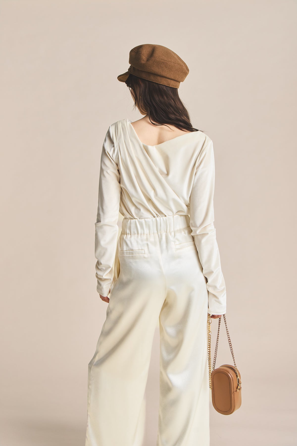 モデル身長：161cm 【トップス】カラー：off white 【アクセサリー】カラー：camel