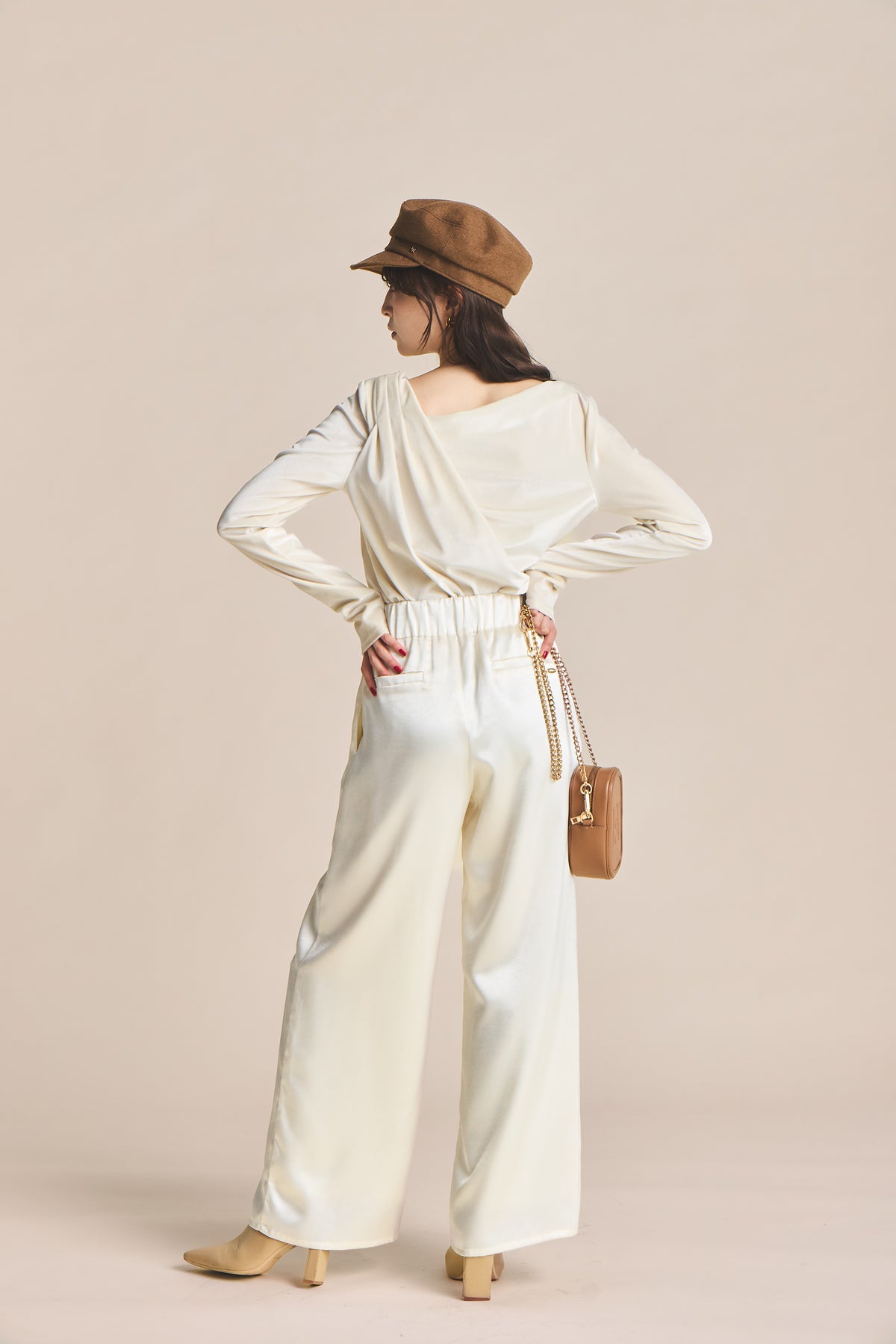 モデル身長：161cm 【トップス】カラー：off white 【アクセサリー】カラー：camel