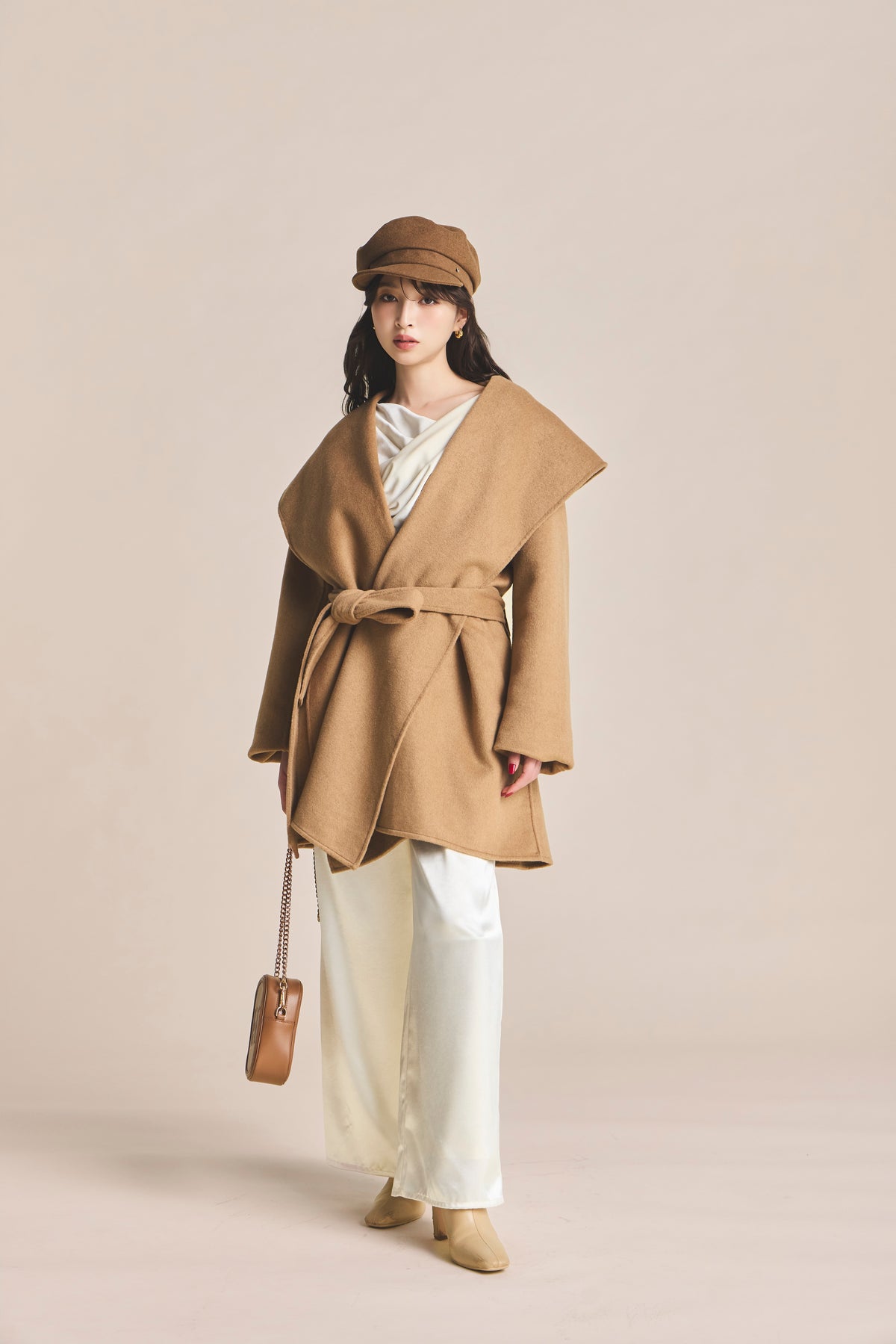 モデル身長：161cm 【トップス】カラー：off white 【アクセサリー】カラー：camel