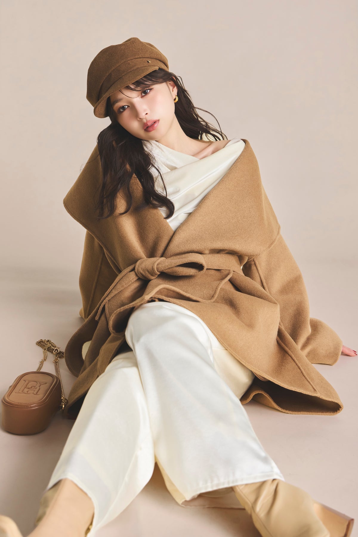 モデル身長：161cm 【トップス】カラー：off white 【アクセサリー】カラー：camel