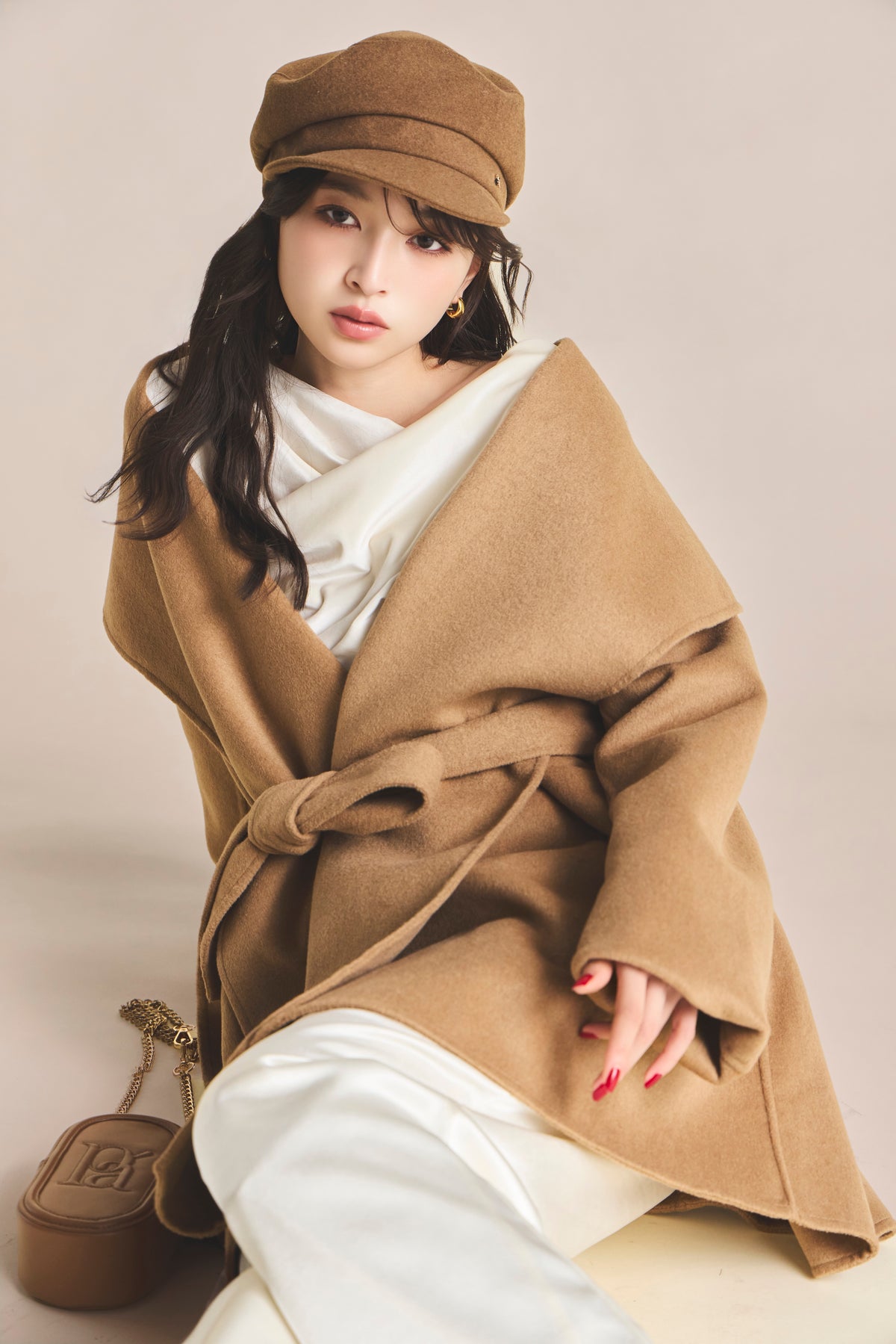 モデル身長：161cm 【トップス】カラー：off white 【アクセサリー】カラー：camel
