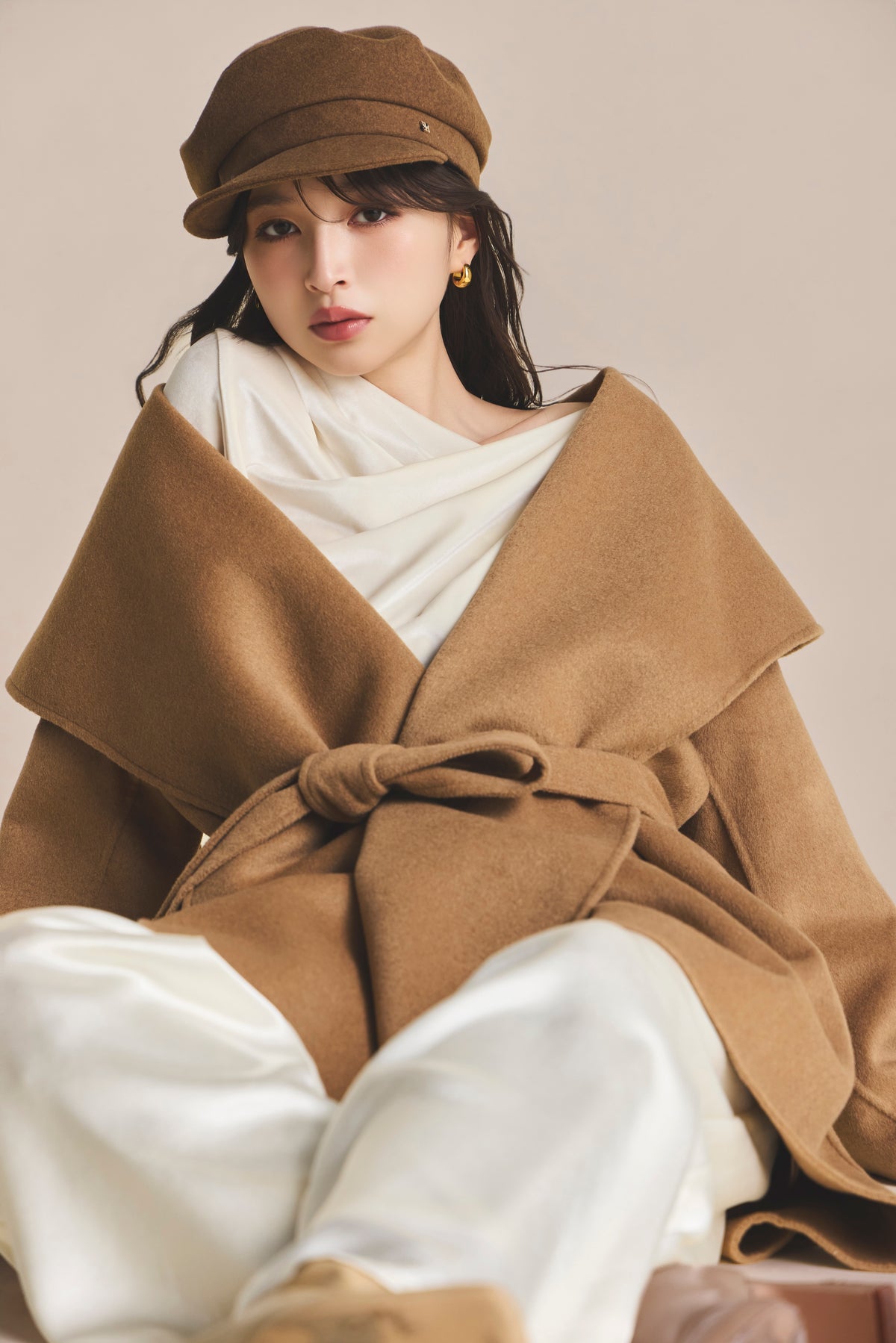モデル身長：161cm 【トップス】カラー：off white 【アクセサリー】カラー：camel
