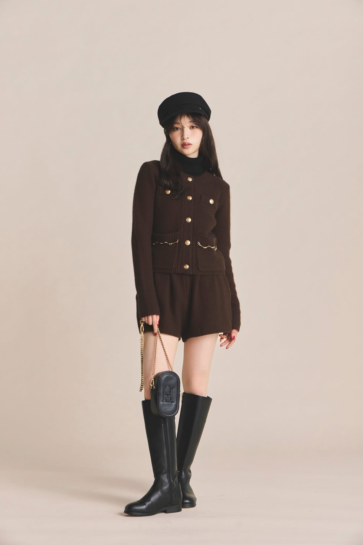 モデル身長：161cm 【トップス】カラー：brown 【ボトムス】カラー：brown 【アクセサリー】カラー：black