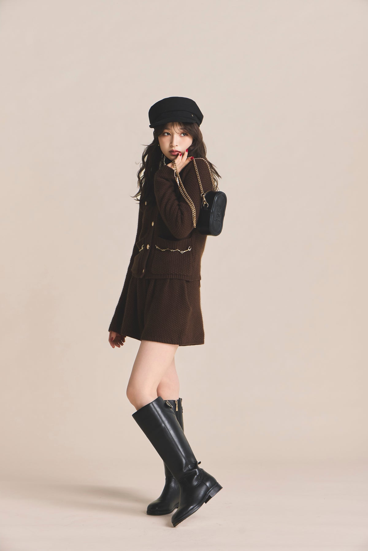 モデル身長：161cm 【トップス】カラー：brown 【ボトムス】カラー：brown 【アクセサリー】カラー：black