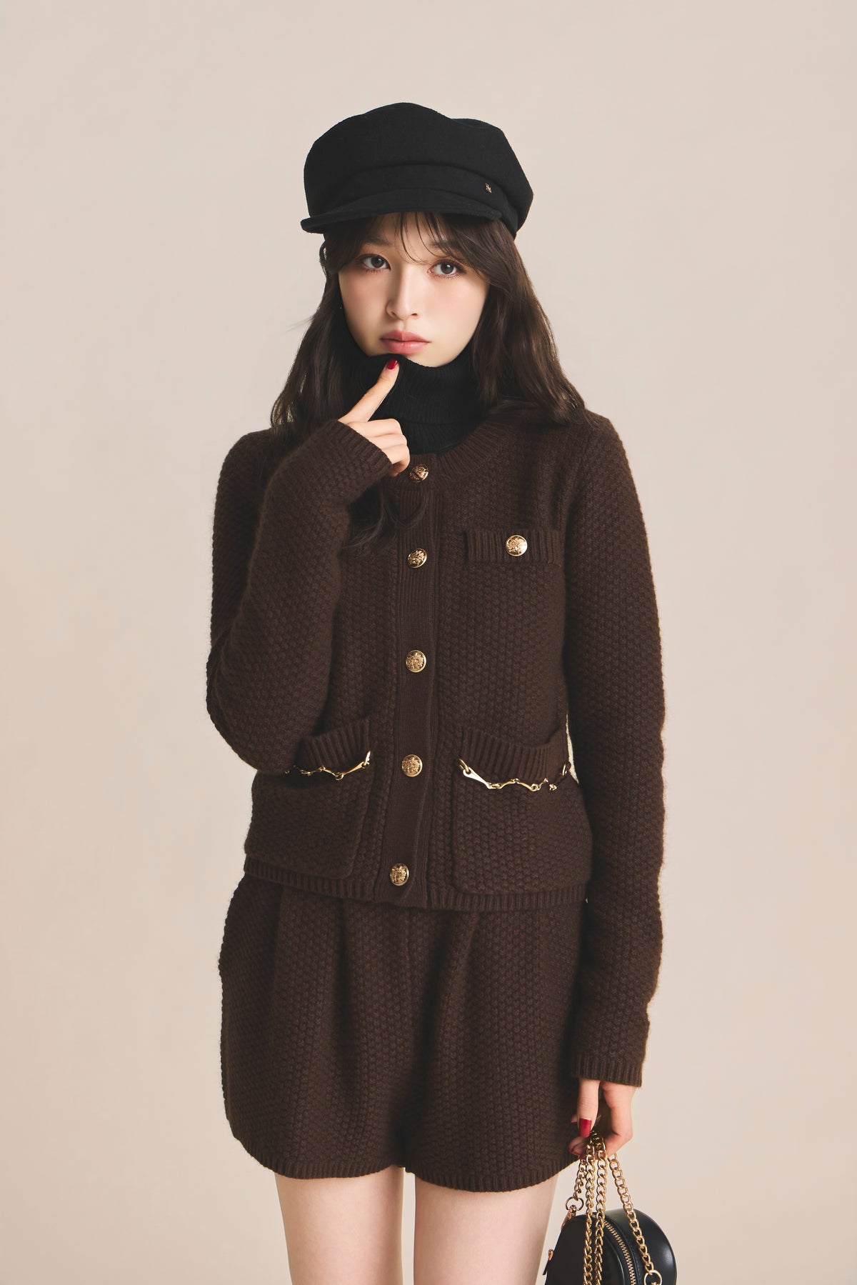 モデル身長：161cm 【トップス】カラー：brown 【ボトムス】カラー：brown 【アクセサリー】カラー：black