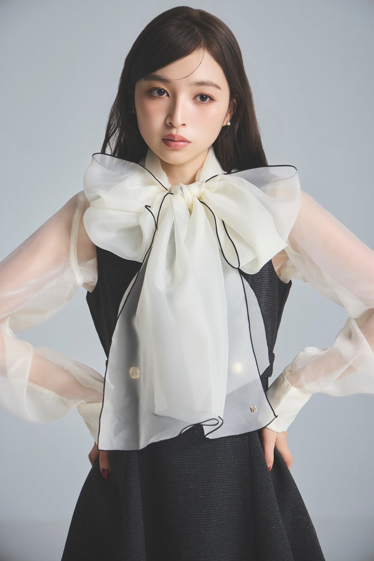 モデル身長：161cm 【トップス】カラー：off white 【ワンピース】カラー：black