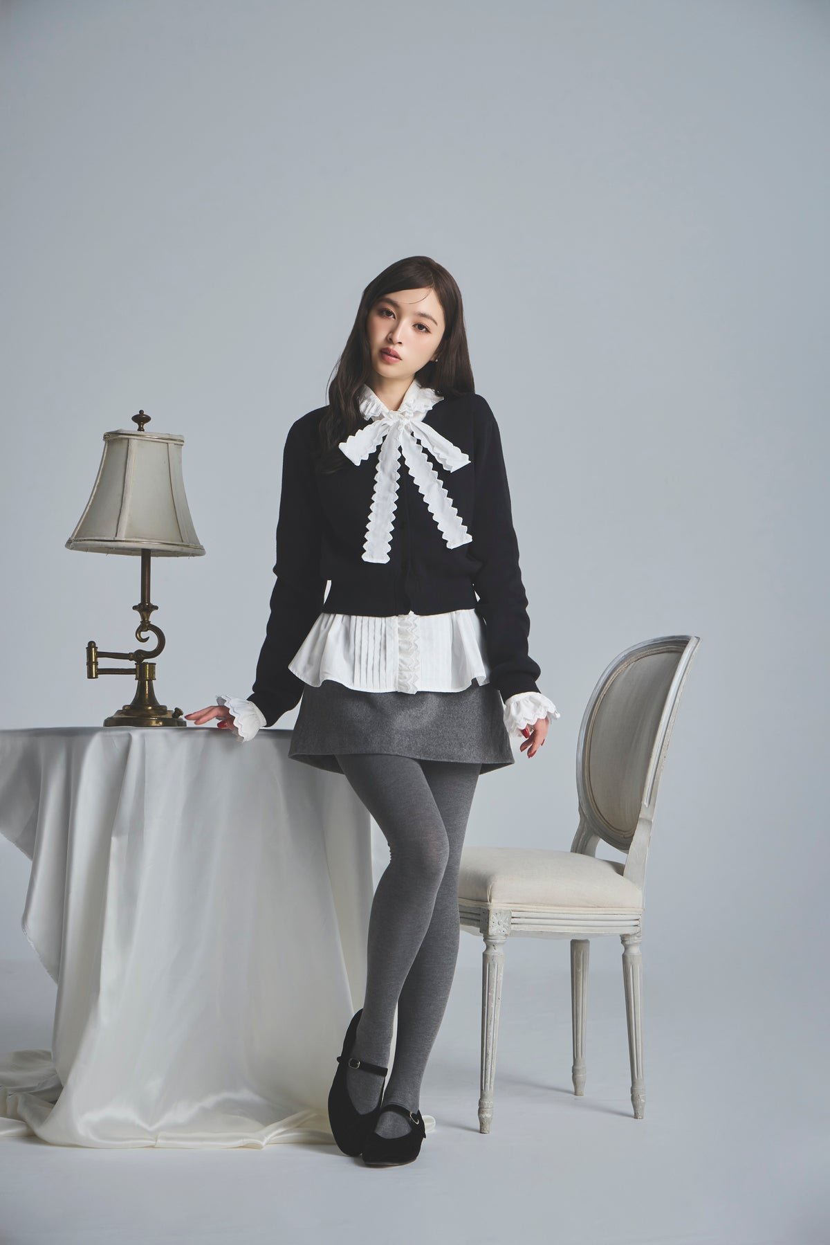 モデル身長：161cm 【ブラウス】カラー：off white 【カーディガン】カラー：black 【ボトムス】カラー：grey サイズ：SS