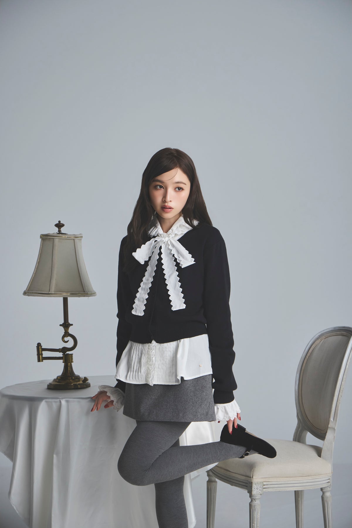 モデル身長：161cm 【ブラウス】カラー：off white 【カーディガン】カラー：black 【ボトムス】カラー：grey サイズ：SS