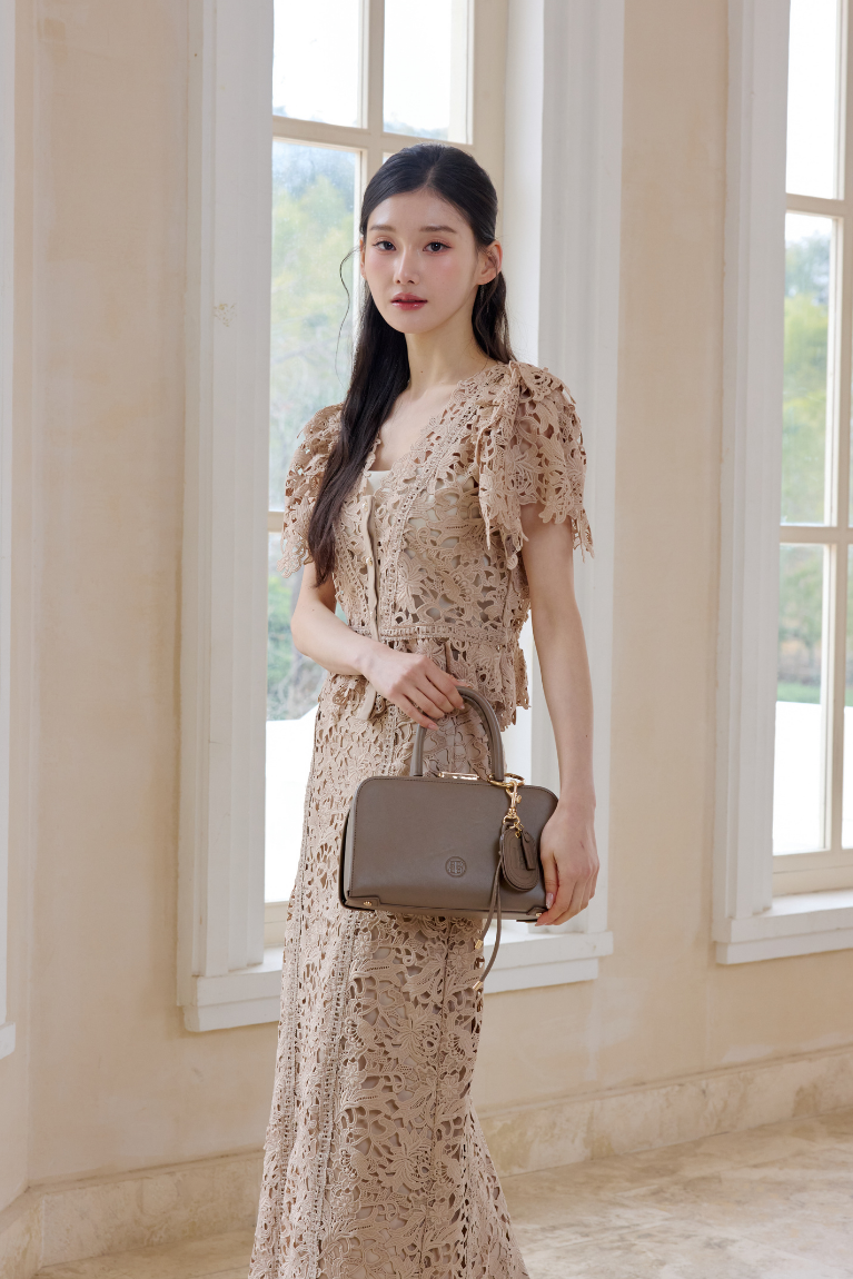 着用モデル：166cm 【ワンピース】サイズ：ボトムスMM カラー：beige【バッグ】カラー：taupe