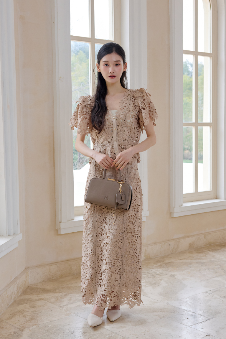 着用モデル：166cm 【ワンピース】サイズ：ボトムスMM カラー：beige【バッグ】カラー：taupe