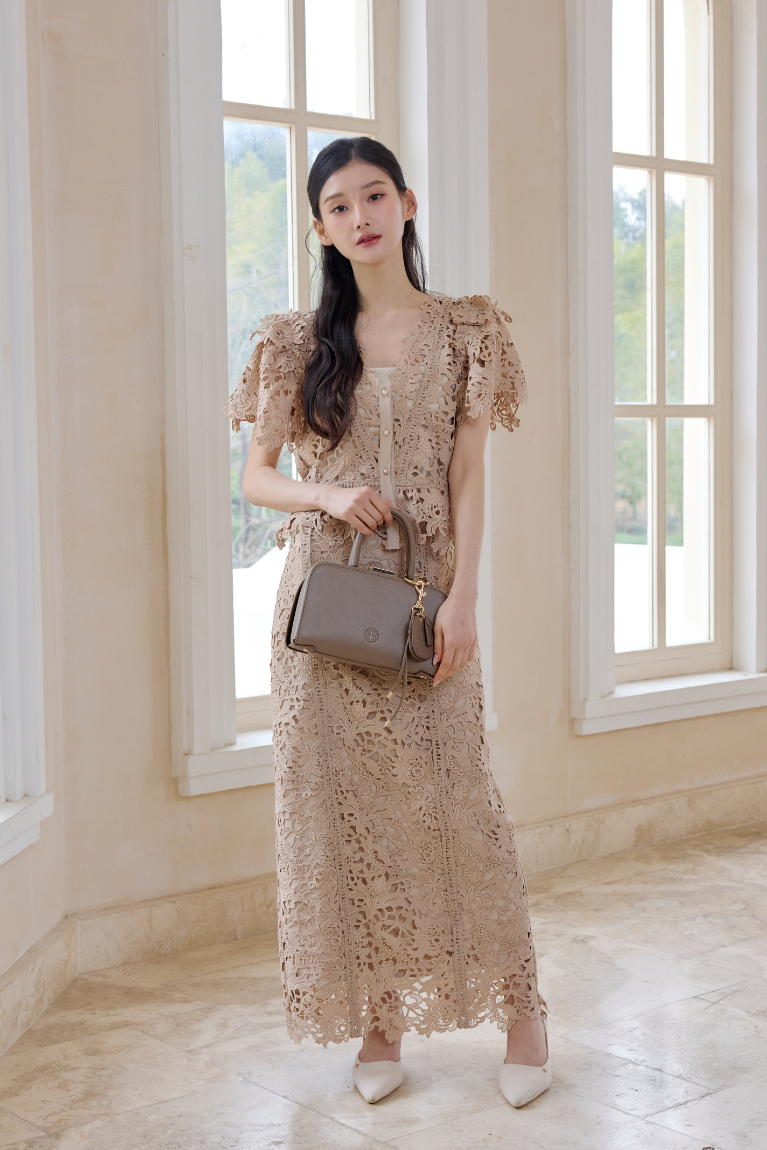 着用モデル：166cm 【ワンピース】サイズ：ボトムスMM カラー：beige【バッグ】カラー：taupe
