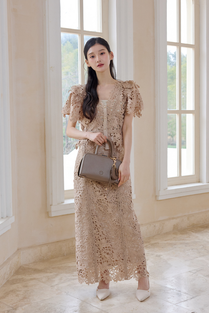 着用モデル：166cm 【ワンピース】サイズ：ボトムスMM カラー：beige【バッグ】カラー：taupe