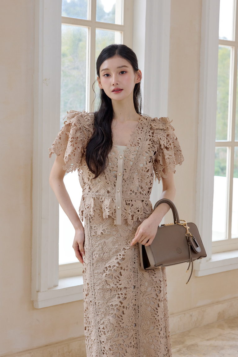 着用モデル：166cm 【ワンピース】サイズ：ボトムスMM カラー：beige【バッグ】カラー：taupe
