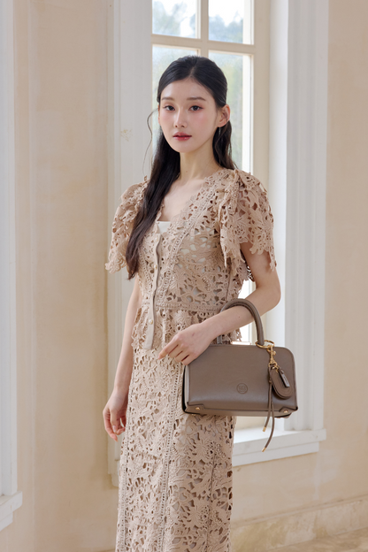 着用モデル：166cm 【ワンピース】サイズ：ボトムスMM カラー：beige【バッグ】カラー：taupe