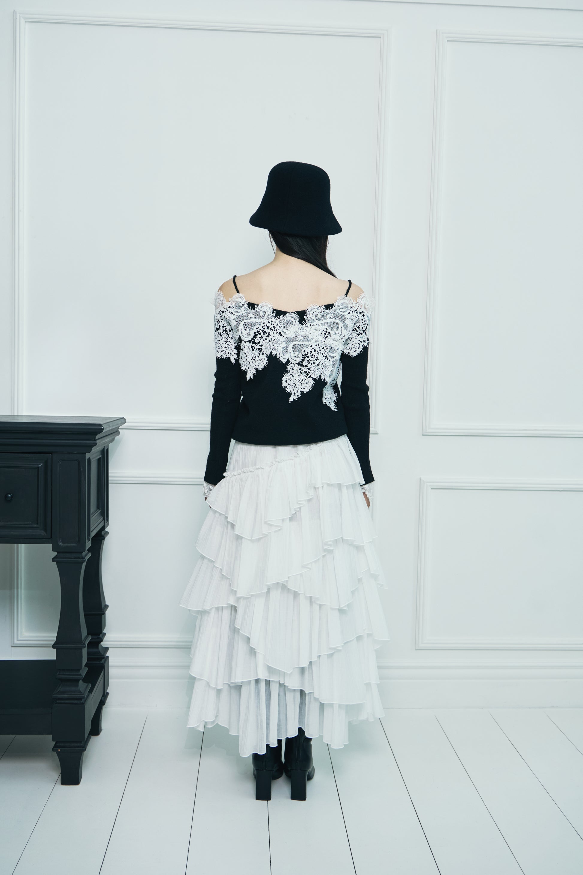 モデル身長：166cm 【トップス】カラー：black 【ボトムス】カラー：off white サイズ：SM