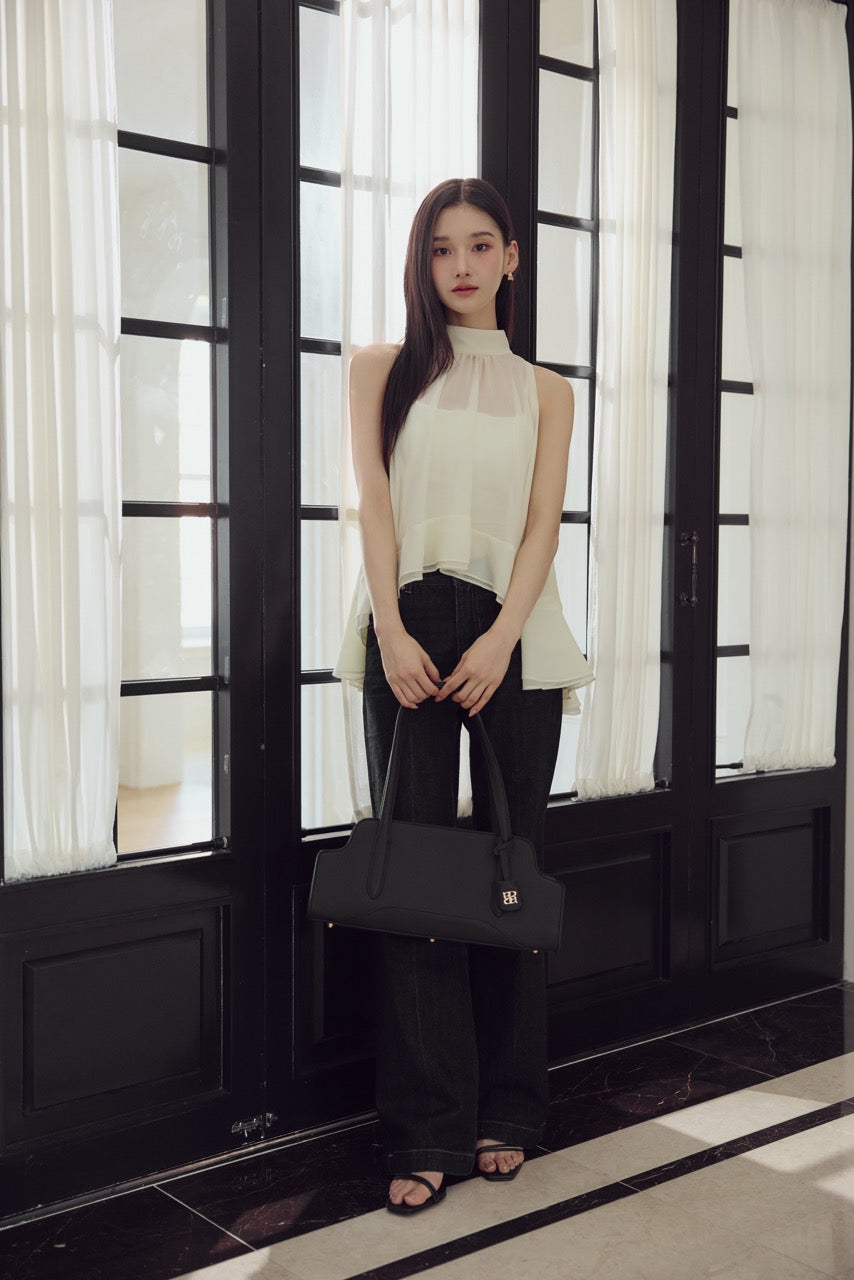 モデル身長：166cm tops/white , bag/black