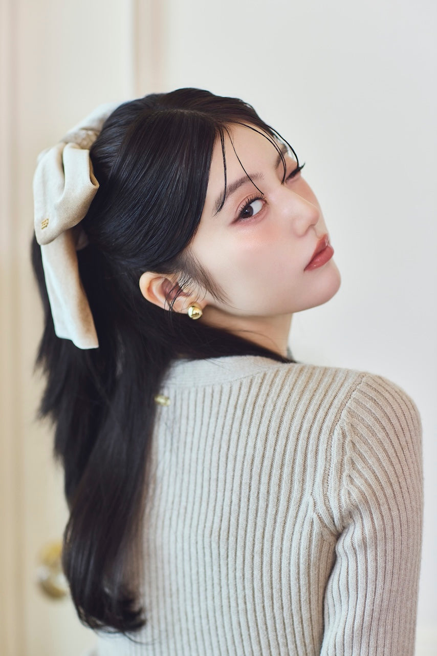 モデル身長：157cm 【トップス】カラー：greige 【アクセサリー】カラー：beige