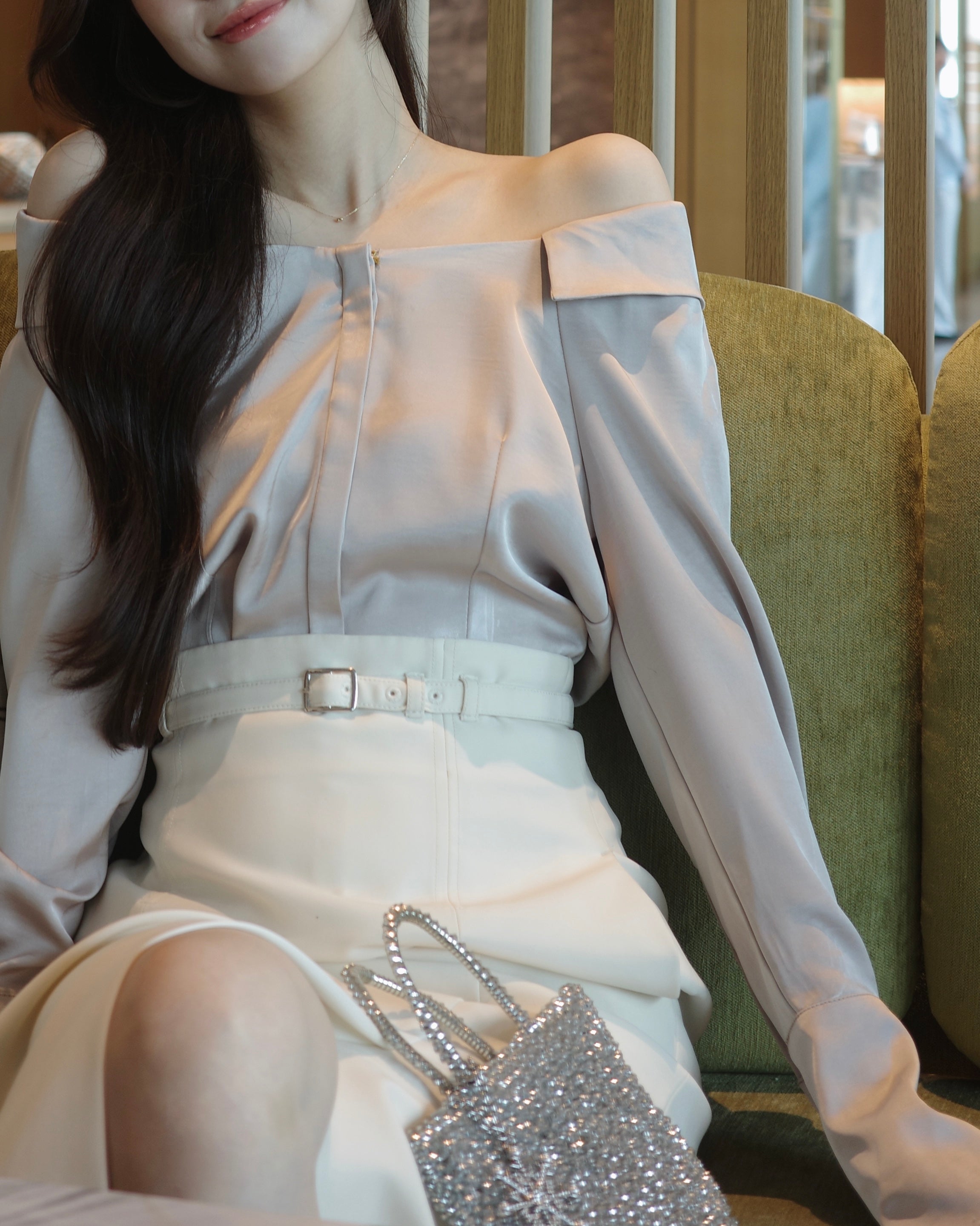 新品 ポローラ ボウタイmany wayオフショルサテンブラウス ボウタイmany wayオフショルサテンブラウス – poláura OFFICIAL