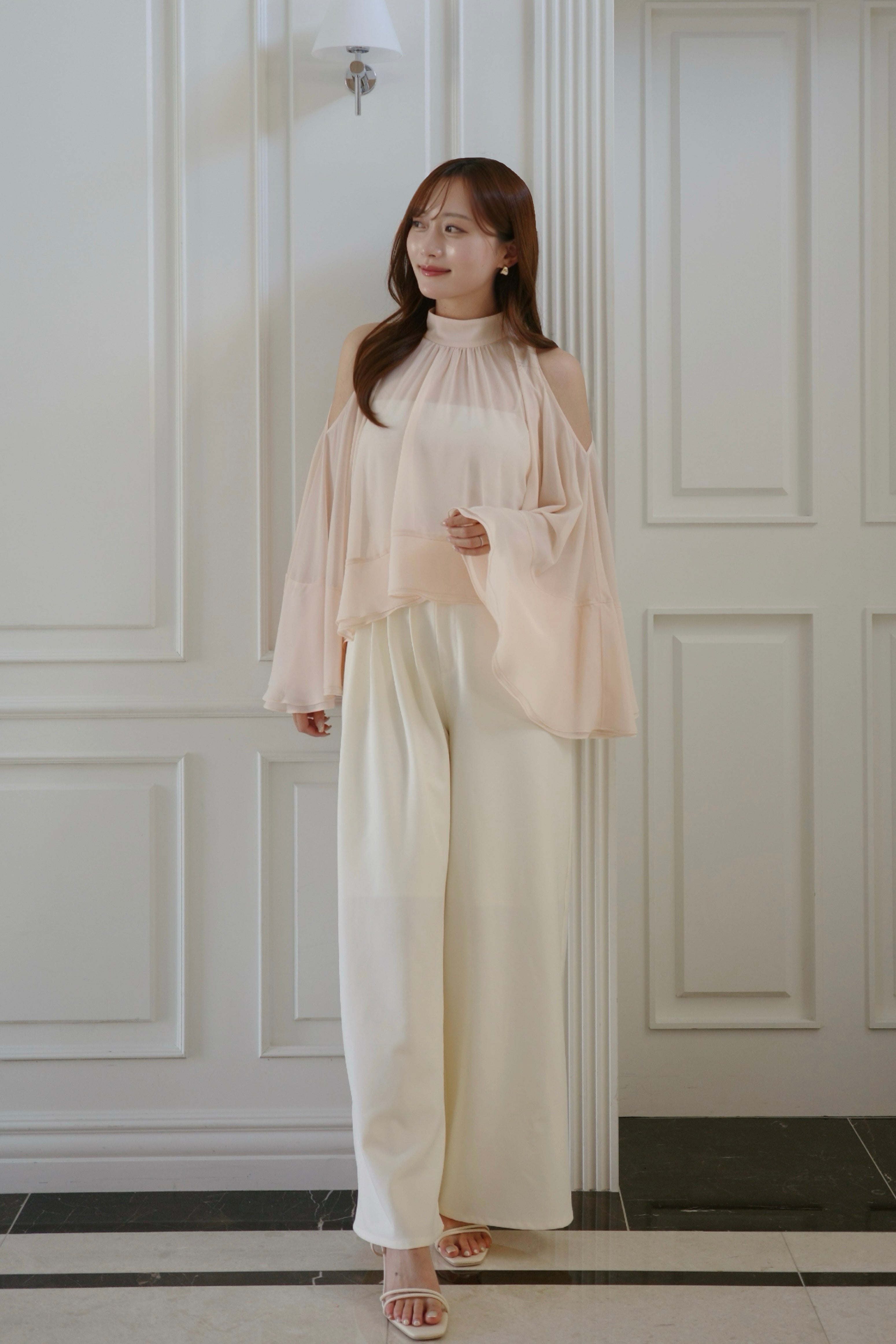 当日発送 ポローラ　polaura エアリーラッフル2wayトップ　white エアリーラッフル 2WAYトップ – poláura OFFICIAL ONLINE STORE