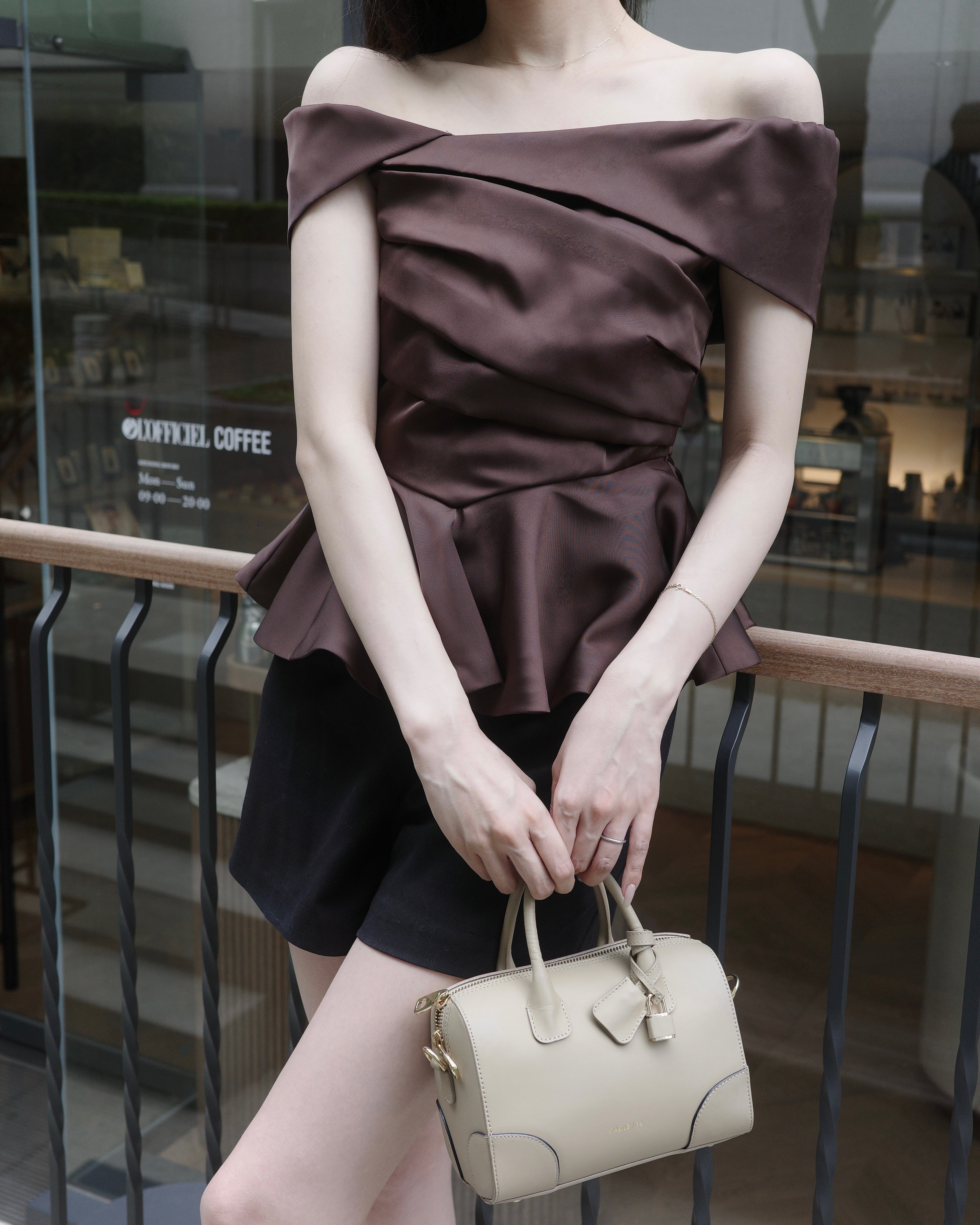 poláura ポローラ　ロマンティックサテンぺプラムトップス　【美品】 ロマンティックサテンぺプラムトップス – poláura OFFICIAL