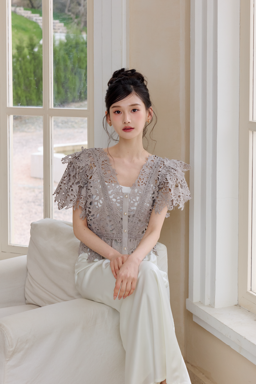 CLAUDIE PIERLOT パリで購入 白 レース ブラウス 美品 White shirts CLAUDIE PIERLOT パリで購入 白 レース ブラウス 美品 White shirts