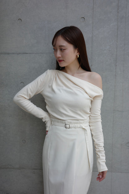 モデル身長：171cm　サイズ：FREE　カラー：ivory