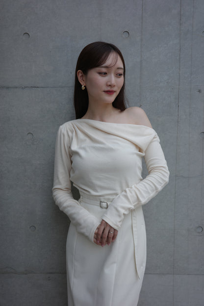 モデル身長：171cm　サイズ：FREE　カラー：ivory