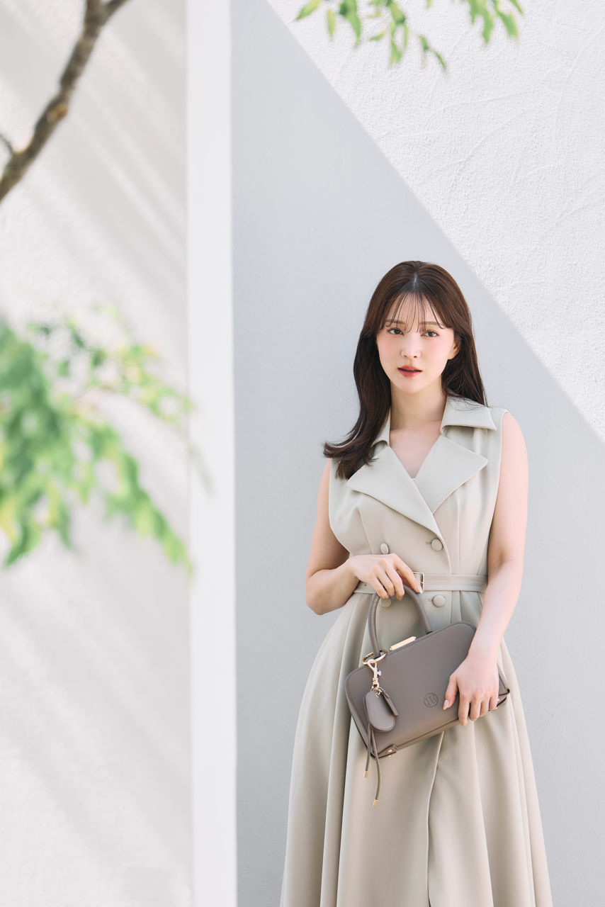 着用モデル：160cm 【ワンピース】サイズ：MM カラー：beige 【バッグ】カラー：taupe