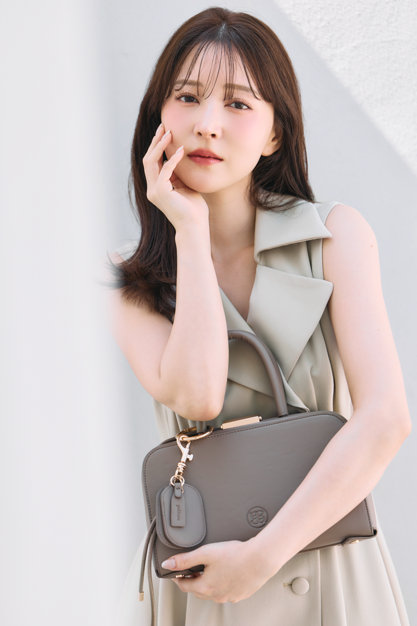 着用モデル：160cm 【ワンピース】サイズ：MM カラー：beige 【バッグ】カラー：taupe