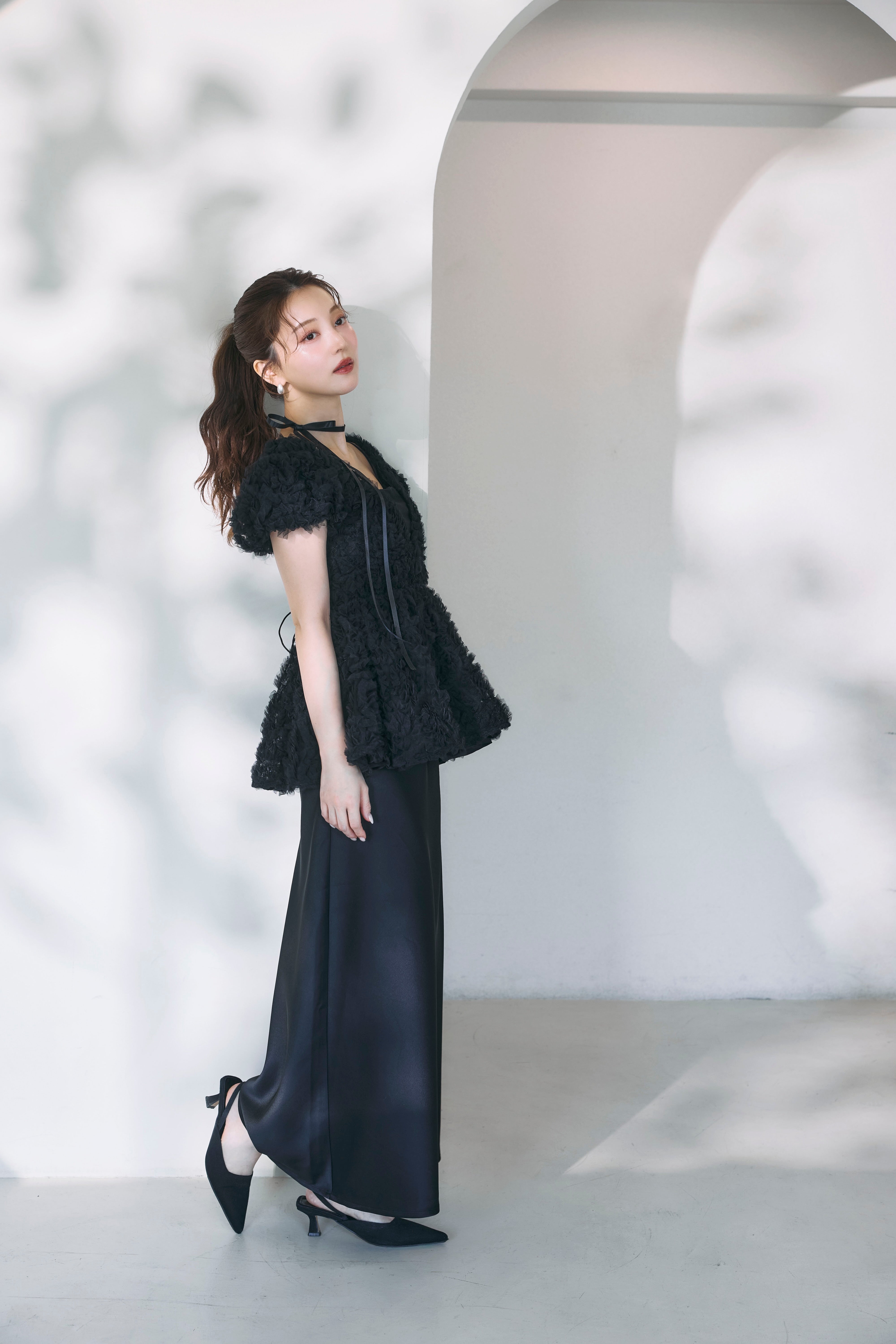 polaura フラワーペプラムバックリボンブラウス ブラック フラワーぺ